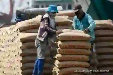 Loader INTP Akuisisi Semen Grobogan, Volume Penjualan Bisa Naik Kencang